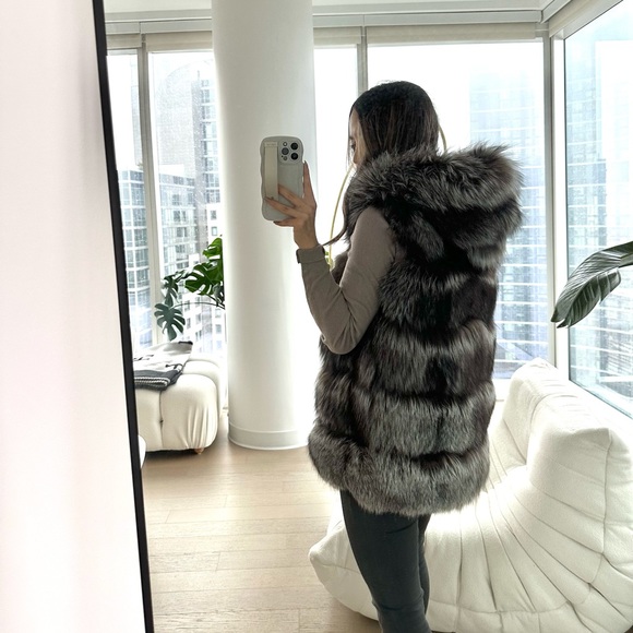 Oversized silver fox fur hooded vest M-L - Picture 6 of 10
